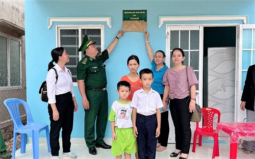 Bộ đội Biên phòng tỉnh Bình Thuận bàn giao nhà mái ấm cho phụ nữ nghèo